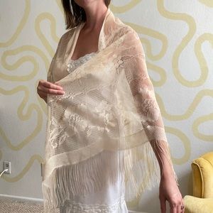 Crème Cluny Lace Shawl